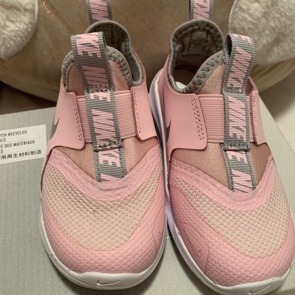 NEW Nike Kids Flex Runner